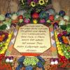 (abra)   Dank zu sagen für eine gute Ernte, ist Anliegen der Kirche. Es sind die Früchte der Erde, von jedem Buchstaben im Alphabet eine Sorte, die am Altar in der Trennfelder Pfarrkirche von Anita Mohr und ihren Enkeln Katharina und Annalena sowie von Inge Behl künstlerisch aufgebaut wurden. Mohr hatte die Idee für den Kirchenschmuck von A – Z. Sie suchte Blumen und Feldfrüchte, kaufte Gemüse, das nicht mehr in Gärten zu finden ist, dazu. Die Buchstaben des Spruchs sind in weißen Bohnen gelegt. Im Vorabendgottesdienst wurden große Brote am Altar gesegnet und gegen eine Spende verteilt. Den Erlös erhält Pater Silvester für indische Straßenkinder. Mohr verwendet seit Jahren fast ihre ganze Freizeit für Kirchenschmuck und soziale Projekte. Zurzeit strickt sie Wolldecken, die in Kriegsgebieten Not lindern sollen. Sie selbst macht kein Aufhebens, denn sie sieht die Hilfe als Selbstverständlichkeit.