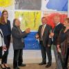Farbenspiel: Bei der Eröffnung der Ausstellung in Frickenhausen erläutert Willy Springer erläutert seine Komposition aus monochromen Tierporträts. Mit im Bild von links Hausherrin Monika Haubner, die Eibelstadter Weinprinzessin Katharina Prozeller, Landtagsabgeordneter Manfred Ländner, Bürgermeister Reiner Laudenbach, Künstlerin Angelika Wanninger und „Markgraf Babenberg“ Peter Güttler.