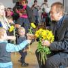Willkommen: Kinder der Kindertagesstätte Pfarrweisach begrüßten den neuen Pfarrer mit Sonnenblumen.