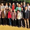 (mrl)   Über 40 „Buben und Mädchen“ des Jahrgangs 1949/50 trafen sich am vergangenen Wochenende in Lohr zum ersten Mal seit fünf Jahren wieder. Ein Organisations-Team um Renate Herrmann aus Lohr und Dieter Ziemainz aus Erlach, hatte ein abwechslungsreiches Programm für das Wochenende zusammengestellt. Die Teilnehmer trafen sich zur Einstimmung im „Keiler Brauhaus“. Nach dem Fototermin in der Städtischen Anlage am Samstagmittag ging's nach Rohrbach in die Winzerstube zum Schöppeln, Plaudern und Schlemmen. Den Gottesdienst am Sonntagmorgen umrahmte Jahrgangsmitglied Peter Daiss als Sänger. Den Abschluss bildete ein Mittagessen im Lohrer Lokal Schönbrunnen. Der Jahrgang umfasst insgesamt 122 Buben und Mädchen, die früher in Lohr in den Grundschulen getrennt unterrichtet worden waren. Eigens aus Los Angeles angereist war Helmut Fischer, der seit elf Jahren dort lebt. Weitere Teilnehmer kamen zum Beispiel aus München, Berlin oder Bonn.