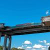 Klaffende Lücke: Die erste Hälfte des Autobahnbrückenzwillings bei Schraudenbach (Lkr. Schweinfurt) wird derzeit abgebrochen. Das 50 Jahre alte Bauwerk wird für über 14 Millionen Euro neu gebaut.