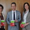 Präsentierten das Handbuch zur ersten "vocatium Schweinfurt – Fachmesse für Ausbildung+Studium" (von links): Sonya Eickert (Projektleiterin vocatium Schweinfurt), Oberbürgermeister Sebastian Remelé und Jutta Trips (Projektleiterin vocatium Würzburg).