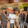 (dix)   Die Wünsche für Enrico Gensler klangen gleichlautend: zum einen natürlich, dass er einen guten Start hat im Hofheimer Rewe-Markt. Aber natürlich freuten sich alle Gratulanten, „dass nun wieder Leben eingekehrt ist“ in die Metzgerei im Markt im Industriegebiet, wie Hofheims zweiter Bürgermeister Reinhold Giebfried bei der Übergabe des Stadtwappens als Willkommensgeschenk an Enrico Gensler erklärte. Der unter anderem gelernte Koch aus Unsleben ist im Haßbergkreis nicht neu: Der 31-Jährige führt bereits die Metzgerei in Ermershausen. Zudem hat Gensler auch eine Metzgerei im Nachbarlandkreis Schweinfurt, in Hambach. Gleich mehrere Gründe sich zu freuen hatte Enrico Hanel, der Inhaber des Rewe-Marktes, denn: Abgesehen davon, dass jetzt unter dem Dach des Marktes zwei Enricos zu finden sind, stammen beide auch aus der Rhön, aber vor allem, so Hanel, ist er froh, dass die Metzgerei von jemanden geführt wird, der „mit Leib und Seele dabei ist“, und die Metzgerei nun wieder den ganzen Tag geöffnet hat, von 7 bis 20 Uhr. Dass die Produkte, die er anbietet, aus der Region sind, ist ihm wichtig, so Enrico Gensler. Neben der Frischetheke mit Fleisch- und Wurstwaren bietet er eine heiße Theke, täglich Mittagessen und Mittagstisch speziell für Senioren sowie auch Partyservice. Das Einzige, was Gensler Kummer bereitet – und da geht es ihm wie manchem anderen Handwerksbetrieb auch – er sucht weiterhin Personal. Im Bild (von links) Georg Halfmann (Höreder Beck), Hofheims zweiter Bürgermeister Reinhold Giebfried, Enrico Gensler, Brigitte-Sophie Gensler, Barbara Hanel, Yvonne Krämer (Steuerbüro) und Enrico Hanel.