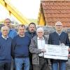 (bi)   Für die Neuerrichtung der zum Teil eingefallenen Friedhofsmauer spendete die Unterebersbacher Jagdgenossenschaft den stolzen Betrag von 10 000 Euro. Die bereits begonnen Baumaßnahmen sind dadurch weitgehend gesichert. Auch die Erstellung der Dorfchronik wird mitfinanziert. Die neu digitalisierte Dorfchronik, die zum 550-jährigen Kirchenbestehen 2010 erstmals für jedermann zugänglich war, soll nun von Kreisheimatpfleger Reinhold Albert als Buch veröffentlicht werden. Für die damit verbundenen Recherchen spendete die Jagdgenossenschaft 1000 Euro. Über die zwei großzügigen Spenden freuten sich Bürgermeister Richard Knaier und Pfarrer Karl-Heinz Mergenthaler. Im Bild (von links) Winfried Voll, Albrecht Storath, Wolfgang Straub, Franz Wolf, Elmar Hemmert, Michael Gundalach, Richard Knaier und Pfarrer Karl-Heinz Mergenthaler.