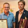 Urkunde und flüssiges Präsent: Bauhofmitarbeiter Rainer Väth (links) und Bürgermeister Georg Neubauer.