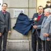 Gedenken an Wissenschaftler: In der Theaterstraße 2 enthüllen Hauseigentümer Friedrich Schwab, Universitätsarchivar Marcus Holtz, Universitätspräsident Alfred Forchel, Professor Walter Eykmann und Professor August Heidland (von links) die Tafel für Julius von Sachs.