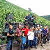 (arth)   Mit kräftigen Böllerschüssen beendete das Weingut Martin, Homburgs größter Selbstvermarkter, die Weinlese des Jahres 2015. Auch die anderen Weinerzeuger des Dorfes schlossen in dieser Woche die Lese ab. Nur im „Fürstlichen Kallmuth“ war man noch aktiv. Sieht man vom unterschiedlichen Mengenertrag, der sich zwischen 60 und 80 Hektoliter pro Hektar bewegt, ab, dann können Homburgs Winzer mit den gelesenen Qualitäten zufrieden sein. Diese bewegen sich durchschnittlich in gehobenen Kabinettbereich. Spät- und Auslesen runden den neuen Weinjahrgang ab. Die letzten Träubel, die das Weingut Martin in der Lage „Homburger Edelfrau“ mit der Rebsorte Riesling für die letzte Fuhre vom Stock schnitt, brachten einen Zuckergehalt von 95 Oechslegraden. Seit 15. September war das Weingut mit einem Team von 14 Lesehelfern in den Weinbergen unterwegs. Unmittelbar nach Leseschluss stieß Weingutschef Christian Fürböter mit seiner Mannschaft auf den neuen Jahrgang an. Schon in den nächsten Wochen will er den ersten Wein seiner neuen Linie „Vorspiel pink“ auf die Flaschen bringen.