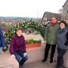 Für eine österliche Visitenkarte des Winzerdorfes sorgte am Samstag das Vorstandsteam des Gartenbauvereins. Zunächst wurde das obligatorische Osterei an der Ortseinfahrt am Bischbach installiert. Der Winzerbrunnen am Rande des Julius-Echter-Platzes wurde mit vielen  bunten Eiern in einen Osterbrunnen umgewandelt, bevor in der zentralen Mitte der Oberstadt diese Girlande (im Bild mit dem Damen-Vorstand) als dritter österlicher Willkommensgruss platziert wurde.
