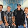 (si)   Beim Kult-Konzert der legendären britischen Rockgruppe Manfred Mann's Earth Band am kommenden Samstag, 24. Oktober, um 20 Uhr in der Sennfelder Frankenhalle heizen den Fans im Vorprogramm Frankens Kultband Kleeblatt und der Newcomer „Hazel the Nut“ ein. Auf dem Programm stehen Rock-Klassiker der 1980er- und 1990er-Jahre. Kleeblatt eroberte bereits 1979 die europäischen Charts und landete mit dem Song „The Face in the Mirrow“ einen Top-Hit. Die Gruppe „Hazel The Nut“ ist Gewinner des Band-Wettbewerbs „Emergenza“ und war zudem Nummer eins beim Main-Ding-Newcomer-Band-Contest. Karten gibt es an allen bekannten Vorverkaufsstellen oder unter  (09 31) 60 01 60 00. Weitere Informationen unter www.mkm-music.com