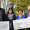 (hawo)   Spenden, die im Frühsommer beim Schießen um den „James-T.-Eschenbach-Charity-Cup“ gesammelt worden waren, erhielten am Dienstag die Herbert-Meder-Schule Unsleben (450 Euro), die Irena-Sendler-Schule Hohenroth und Großbardorf (450 Euro) sowie die Nepalhilfe (100 Euro). Zum jagdlichen Trap- und Skeet-Schießen hatte im Juni die Bad Königshöfer Firma Eschenbach Zeltbau auf das Gelände der Schwabenklause eingeladen. Jäger, Jungjäger, Schützen und Nichtschützen hatten teilnehmen und sich gleichzeitig karitativ betätigen können, denn vom Startgeld wanderten jeweils 25 Euro in den Spendentopf. Mark Eschenbach (links) und Elfriede Eschenbach überreichten nun Schecks an Schulleiterin Renate Mock (Irena-Sendler-Schule) und Peter Heinrich, der von dem Geld Computer für die Klassenräume in der Herbert-Meder-Schule anschaffen will. Die Spende für die Nepalhilfe soll nach Angaben der Verantwortlichen überwiesen werden.