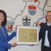 100 Jahre Stromversorgung in Altfeld: Frank Schneider vom Bayernwerk überreichte Bürgermeisterin Helga Schmidt-Neder eine Kopie des  Konzessionsvertrages aus dem Jahr 1919.