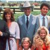 "Dallas" war in den Achtzigern ein Straßenfeger. Die Hauptdarsteller (hinten von links): Larry Hagmann als Fiesling J. R. Ewing, Linda Gray als dessen Frau Sue-Ellen, Jim Davis als Vater Jock Ewing, Patrick Duffy als J. R.¿s Bruder Bobby Ewing und Victoria Principal als dessen Frau Pamela Ewing. Vorne: Barbara Bel Geddes als Jock's Ehefrau Miss Ellie, daneben Charlene Tilton als Enkelin Lucy.