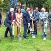 Symbolischer Spatenstich: Im Kurpark Bad Mergentheim griffen für den eneun Gradierpavillon zum Werkzeug (von links): Architekt Roland Ress, Oberbürgermeister Udo Glatthaar, Ute Schindler-Neidlein, Wolfgang Reinhart, Kurdirektorin Katrin Löbbecke, Volker Muck, Bernhard Gailing, Ministerialrat Harald Burkhardt vom Landesministerium für den Ländlichen Raum.