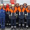 (de)   17 Frauen und Männer der Freiwilligen Feuerwehr Obertheres und drei Kameraden der Freiwilligen Feuerwehr Buch legten das Leistungsabzeichen „Die Gruppe im Löscheinsatz“ mit Bravour ab. Nachdem die Stufen-spezifischen Aufgaben wie Knoten oder Fragebögen absolviert waren, durften die drei Gruppen ihre Teamarbeit in der Hauptprüfung unter Beweis stellen. Binnen 190 Sekunden mussten die Teilnehmer den Verkehr absichern, die Löschwasserversorgung vom Unterflurhydranten aufbauen und den Löschangriff mit drei Stahlrohren vornehmen. Anschließend musste jede der drei Gruppen das Saugleitungskuppeln innerhalb von 100 Sekunden meistern. Die Prüfer – Kreisbrandmeister Johannes Betz, Mathias Henneberger und Erich Öchsner – bescheinigten beste Leistungen, die Prüflinge wurden mit Abzeichen von Bronze bis Gold-Rot ausgezeichnet. Auch der Oberthereser Kommandant Stefan Hartling (links außen) gratulierte den 20 Teilnehmern. Von der Feuerwehr Obertheres waren dabei: Alexandra Weid, Sandra Bauer, Ronja Binder, Marcel Barth, Alexander Mahr (je Stufe 1), Michael Stark, Timo Hahn, Jennifer Mahr, Anton Brand, Daniel Gutzeit (je Stufe 2), Jonathan Niklaus, Peter Lang, Alexander Eisemann, Thorsten Kauppert, Vanessa Stingl (je Stufe 3), Andreas Seitz (Stufe 4) sowie Markus Ultsch (Stufe 6). Von der Feuerwehr Buch waren dabei: Daniel Schonunger, Philipp Bohnengel und Pascal Bohnengel (jeweils Stufe 1).