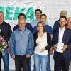 (lsl)  Bei der Betriebsfeier gratulierten Geschäftsleitung, Betriebsleitung und Betriebsrat der REKA-Wellpappenwerke GmbH 19 Mitarbeitern zum Firmenjubiläum. Ein besonderer Jubilar war laut Pressemitteilung Herbert Söhlmann. Der Werkstattleiter hält seit 40 Jahren dem Unternehmen die Treue. Für 35 Jahre wurden Thomas Seelmann und Peter Hauck sowie für 30 Jahre Gabi Belzner, Hans Söhlmann und Bernd Rechenberger ausgezeichnet. Die IHK-Urkunde für 25 Jahre bekamen Peter Rödel, Jürgen Lück, Hardy Rex, Burkhard Straßberger, Hans-Joackim Pfeifer, Jochen Elster, Andreas Kirtz und Hermann Queck überreicht. 20 Jahre feierten Manuela Kachel, Marlis Pfeifer und Reinhold Nuss. Zehn Jahre dabei sind Robert Düring und Dominic Krenzer. Bei der Feier wurde auch Ausbilder Manfred Müller sowie die Auszubildenden Sophia Ott und Yavuz Kartal  geehrt. Im Bild (von links): Hans Söhlman, Manuela Kachel, Reinhold Nuss, Gabi Belzner, Gudrun Schröder (Geschäftleitung), Marlis Pfeifer, Hermann Queck, Uwe Flamme (Geschäftsleitung), Jürgen Lück, Michael Hanicke (Betribesleiter), Jochen Elster, Sophia Ott, Yavuz Kartal, Bernd Rechenberger, Herbert Söhlmann, Burkhard Straßberger, Robert Düring, Dominik Krenzer, Peter Hauck, Manfred Müller, Andreas Kirtz.