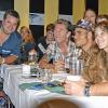 Unvergessliches Treffen: Mitglieder und Betreuer der Band Mosaik am Tisch mit Peter Maffay.