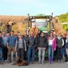 Fachwissen erweitert: Praxiserfahrung sammelte das „Commercial Vehicles Team“ der Preh GmbH mit modernen Traktoren am „Feldtag“ beim Biolandbetrieb Schaßberger in Großbardorf, mit Andreas Butzert (Technik Butzert, links), Helmut Mauer (Nicklas Landtechnik, Zweiter von links) und Paul Schaßberger (Sechster von links).