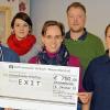 Spendenübergabe: Ein Scheck über 750 Euro von verschiedenen Stammheimer Personen und Organisationen ging an EXIT Deutschland. Unser Bild zeigt von links Burkard Krapf (Stammheim ist bunt), Felix Benneckenstein (EXIT), Johanna Prowald, Johanna Wieland (Festgemeinschaft Straßenweinfest), Johannes Prowald sowie Annika Moller und Roland Singer (beide Feuerwehr Stammheim).