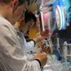 Forscht zum ersten Mal: Lukas Heim (vorne) füllt Milch in eine Pipette. Im Praktikum „Käselabor“ des Bio Technikums stellen die Schüler Frischkäse her.