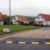 Kam bei den Anwohnern gut an: Eine vor kurzem eingerichtete Straßenschwelle im Siedlungsgebiet in Erbshausen gilt in der Gemeinde als Test für weitere verkehrsberuhigende Maßnahmen.