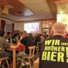 Stilecht: Im passenden T-Shirt bei der Bierprobe.