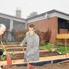 Essen aus dem Garten: Mit Sorgfalt befüllen Leo Göbel (links) und Schüler die Hochbeete mit Pflanzerde.