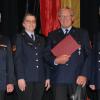 Unter großem Beifall ernannten der Vorsitzende des Feuerwehrvereins Markus Weidinger (rechts), Kommandant Sven Schreiner (links) und die zweite Vorsitzende Julia Lausenmeyer-Krönert Otto Staat zum Ehrenmitglied. Unter großem Beifall ernannten der Vorsitzende des Feuerwehrvereins Markus Weidinger (rechts), Kommandant Sven Schreiner (links) und die zweite Vorsitzende Julia Lausenmeyer-Krönert Otto Staat zum Ehrenmitglied.