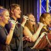 Weibliche Stimmen und Gitarren geben den Ton an: Die Sängerinnen in der Bigband des Würzburgers Richard Schwartz starteten am Wochenende das Jazzfestival.