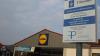 Der Parkplatz vor Lidl, Kik, Deichmann und anderen Einzelhändlern auf dem Karlstadter Siligmüllergelände wird seit Ende März von der Firma "fair parken" betreut. Ohne Parkscheibe, länger als drei Stunden oder außerhalb der Markierungen zur parken kostet Ertappte fast 25 Euro.