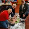 Vorführung am Erwachsenenphantom mit (von links) BRK-Ausbilder Harald Czech, Dr. Alfred Schneider (Rotary Club Schweinfurt-Peterstirn) und BRK-Ausbildungsleiter Holger BrätzI.