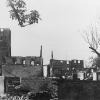 Am 11. April 1945 bombardierten amerikanische Flugzeuge die Ortschaft Hellmitzheim. Das Bild zeigt die beim Angriff zerstörte Kirche von Norden her.