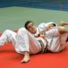 Bei den bayerischen Judo-Meisterschaften im Bodenkampf in Schwabmünchen bei Augsburg starteten zwei Kämpfer vom TSV Lengfeld. Bei den Jugendlichen setzte sich Tim Nitschke (im Bild) in der Gewichtsklasse bis 66 Kilo durch und konnte seine Gegner vorzeitig jeweils durch eine Würgetechnik besiegen. Bei den Männern Ü30 startete Abteilungsleiter Thomas Müller. Er konnte sich mit Hebeltechniken ins Finale vorkämpfen, das er durch Kampfrichterentscheid verlor. In der Allkategorie ohne Gewichts- und Altersbeschränkung startete er in dem mit 25 Kämpfern großen Feld. Das kleine Finale, es war sein zehnter Kampf an diesem Tag, musste er verloren geben und landete letztlich auf dem fünften Platz.