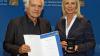 Geehrt: Lenz Meierott (links) bekam die Umweltmedaille von Ulrike Scharf überreicht.