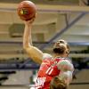 (sam)   Am Sonntag bei der 79:103-Niederlage der s. Oliver Baskets bei den Telekom Baskets Bonn hatte sich William „Big Will“ Coleman noch mit seinen Team-Kollegen warm gemacht und auf den Korb geworfen. Zum Einsatz war der 26-Jährige im Spitzenspiel der Basketball-Bundesliga allerdings schon nicht mehr gekommen. Die Hiobsbotschaft folgte dann am Montagnachmittag. Der US-Center muss an der linken Hand, die seit einem Trainingssturz vor dem ersten Saisonspiel Probleme bereitet und fortwährend Schmerzen verursacht hatte, operiert werden und fällt voraussichtlich bis Saisonende aus. „Das ist natürlich ganz bitter für Will und tut uns als Team sehr weh. Er hat immer viel Energie und Präsenz auf das Parkett gebracht“, bedauert Baskets-Cheftrainer Doug Spradley den Ausfall. Die Würzburger sondieren bereits den Markt nach einem Ersatz für den 2,06-Meter-Mann. „Alle Agenten wissen Bescheid, aber wir werden keinen Schnellschuss abgeben. Wir suchen die beste Lösung für die Mannschaft“, lässt Spradley offen, ob ein Coleman-Nachfolger bereits am Samstag (18.30 Uhr, s.Oliver Arena) im Franken-Derby gegen medi Bayreuth auflaufen wird.