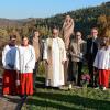 Vor der neuen Statue: (von links) Ministranten, stellvertretender Bürgermeister Johannes Wagenpfahl, Pfarrer Peter Rüb, Helmut und Gerhard Müller und Ministrantin.