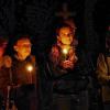 Stille Stunde: Zum Abschluss des „FriedhofsKlangs“ wurden Lichter entzündet.
