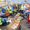 (rt)   Zum ersten Mal nahm auch die Grundschule Hellmitzheimer Bucht in Markt Einersheim an der Tour de Müll, einer landkreisweiten Aktion des Kreisjugendrings und der Kommunalen Abfallwirtschaft, teil. Die fünf Klassen der Schule mit zusammen 91 Kindern zogen mit Leiterwagen und Eimern durch verschiedene Dörfer und sammelten auf, was sie an Müll fanden. Ob achtlos in den Straßengraben weggeworfene Flaschen oder Plastikplanen, die hinter Hecken versteckt lagen, alles nahmen die fleißigen Schülerhände mit, so die Mitteilung der Schule an die Presse. Nach 90 Minuten trafen sich die Klassen wieder im Schulhof und trugen den Abfall zu einem Haufen zusammen. Dass es so viel werden würde, hatte keiner vorher gedacht. Alle waren stolz auf das Sammelergebnis – und nebenbei auch noch froh über die Abwechslung im Schulalltag.