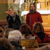 (gth)   Zeit ist ein Geschenk, aber sie ist auch begrenzt. Deshalb macht es Sinn, zwischendurch einmal darüber nachzudenken, wie man seine Zeit gestaltet und sie für sich und die Mitmenschen nutzt. Aus diesem Grund hatten Silvia und Andreas Sirlinger zusammen mit Pfarrer Günter Höfler heuer zum zweiten Mal zu einer Besinnzeit in die Bischwinder Kappel eingeladen. Bei der Andacht mit Musik sollten die Anwesenden zur Ruhe kommen, sich ein wenig Zeit für sich nehmen. Einige hatten sich in der Kappel eingefunden, wo sie einer abwechslungsreichen Mischung von Liedern lauschten. Texte wie die Gleichung von der wunderbaren Zeitvermehrung von Lothar Zenetti gaben zusätzliche Denkanstöße.