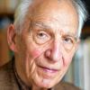Der Schriftsteller Dieter Wellershoff posiert am 06.10.2015 in seiner Wohnung in Köln (Nordrhein-Westfalen). Wellershoff wird am 03. November 90 Jahre alt. Foto: Rolf Vennenbernd/dpa +++(c) dpa - Bildfunk+++