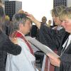 Am Heuchelhof: Dekanin Edda Weise (rechts) spendet mit Assistenten den Segen Gottes für Gemeindediakonin Cornelia Dennerlein und ihre Arbeit in der Gethsemane-Gemeinde am Heuchelhof.
