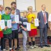 Siegerehrung: Die Spielführer der fünf Teams nahmen ihre Urkunde entgegen (von links): Jonas Vonroth (Mixed-Team), Schulleiter Norbert Paul, Florian Zeißner (Saaletal-Schule), Maximilian Gah (Gymnasium), zweiter Bürgermeister Reimar Glückler, Max Petrunin (Mittelschule), Yanik Pragmann (Realschule), Marketingleiter Alexander Koch und stellvertretender Landrat Emil Müller.