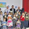 Theorie und Praxis bestanden: Die Kinder freuten sich über den erworbenen Ernährungsführerschein. Froh über den Erfolg waren auch (von links) Rektorin Silvia Dersch, Ernährungsfachfrau Renate Ixmeier, der Präsident des Rotary-Clubs Uffenheim Rolf Klingler, Vizepräsident Walter Schwarz und Distrikt-Governor Rüdiger Götz.