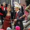 Start in die neue Kampagne: Am Narrenbrunnen eröffneten die Laudaer Strumpfkappen die Fasnacht. Von links: Präsident Stefan Schulz, Zeremonienmeister Raphael Weckesser, das 2015/16er-Prinzenpaar Birgit I. und Christian III. (Eheleute Eckert) und der „Wilde Moa“ Oskar Stephan.