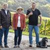 Ausgezeichnet: Das Weingut Ernst Popp aus Iphofen erhält den Staatsehrenpreis. Darüber freuen sich Ernst, Maria und Johannes Popp sowie Hundedame Maika.