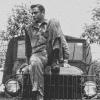 Inszenierte sich schon in jungen Jahren: Johnny Cash, lässig auf der Motorhaube eines US-Militärjeeps.