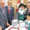 Die Geburtstagstorte wird angeschnitten: Yannick Hanel, kleiner Solo-Trompeter des Hofheimer Spielmannszuges, schnitt die Erdbeertorte an, die in den Sparkassen-Farben weiß und rot gehalten war. Außerdem im Bild (von links) Hofheims Bürgermeister Wolfgang Borst, Vorstandsmitglied Andreas Linder und der Vorstandsvorsitzende Peter Schleich.