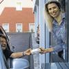 Einfach vorbeifahren: Medikamente kann man jetzt in Bad Kissingen bei Kathrin Lenhart auch am Apotheken-Autoschalter mitnehmen. Stellvertretende Landrätin Magdalena Dünisch (im Auto) ist davon begeistert.