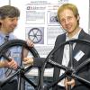 Im Innovations- und Gründerzentrum: Raino Petriçeviæ (links) von RPR-engineering und Christian Gemperlein von bike ahead composites mit Carbon-Leichtlauf-Rädern.