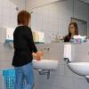 Den Waschraum im Fokus: So hat Michelle aus der P9b der Mittelschule Haßfurt die Mädchentoilette noch nicht erlebt. Im Rahmen des Projekts der fünften Klasse zum Welt-Toilettentag hat Lehrerin Rita Amann-Bedenk die Toiletten mit großen Blumengestecken ausgestattet.