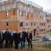 (ej)   Nach nur knapp sechs Monaten Bauzeit, kurz vor der Rohbaufertigstellung, feierten die Investoren am Neubauprojekt „Lengfelder Höh“. Die Bayerische Landesssiedlung und Reinhart Immobilien begrüßten zahlreiche Käufer und Interessierte. Unter den Gästen befand sich auch Bürgermeister Adolf Bauer. Dieser betonte in seiner Rede die positive Entwicklung des Würzburger Stadtteils Lengfeld. Nach wie vor bestehe in Würzburg Bedarf an neuen und attraktiven Wohnungen, um der steigenden Nachfrage nach Wohnraum gerecht zu werden. Vier Häuser der Bayerischen Landessiedlung mit 36 Eigentumswohnungen sollen bis November 2016 fertiggestellt werden. Das Grundstück mit 2850 Quadratmetern liegt am Rand zum Kürnachtal. Die Gäste konnten an einer Baustellenführung teilnehmen. Die Verantwortlichen für das Bauprojekt: Stefan Troidl, Jörg Pfertner, Erwin Pfeuffer, Claus Aigen, Adolf Bauer, Regina Memmel-Laabs, Fabian Ruppert und Jörg Streng.